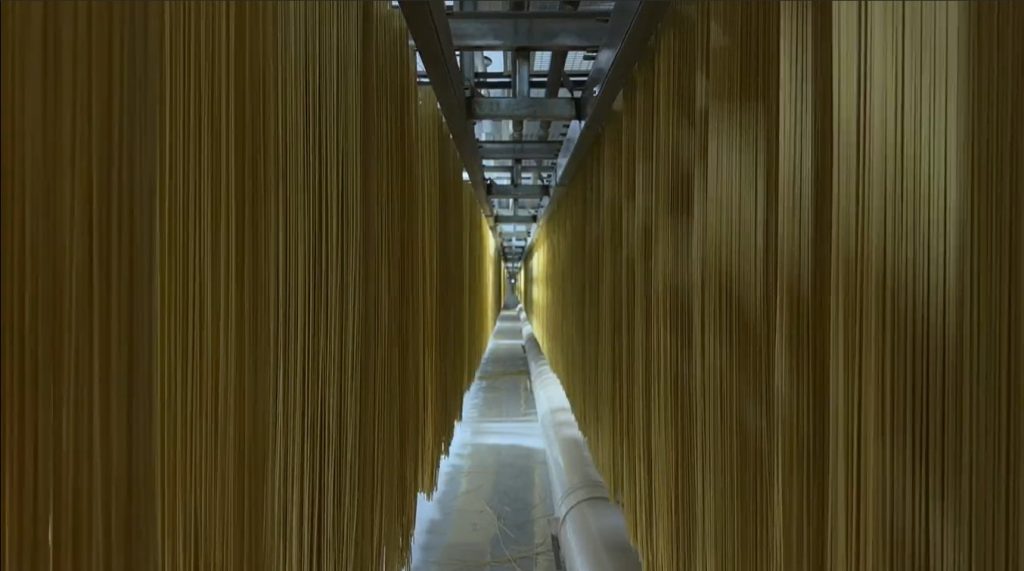 Macarrão na máquina da fábrica